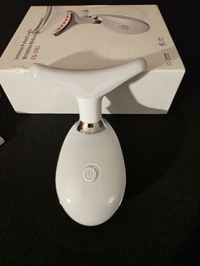 ES-1081 Intese Pulsed Light Wrinkle Reducing Instrument comes with USB charger